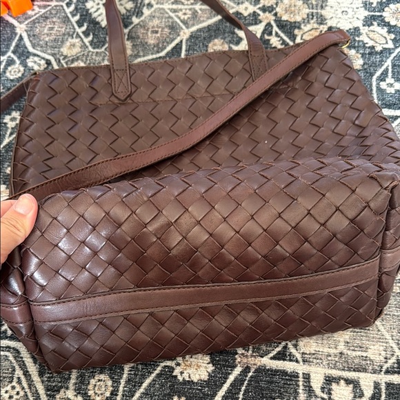 Elegant Brown Woven Leather Tote Bag - Picture 4 of 4